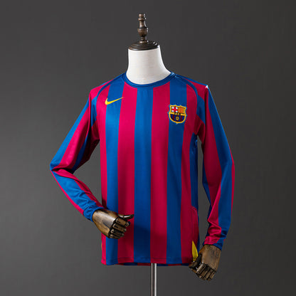 Camisa retrô de manga comprida do Barcelona para a temporada 2005/06.