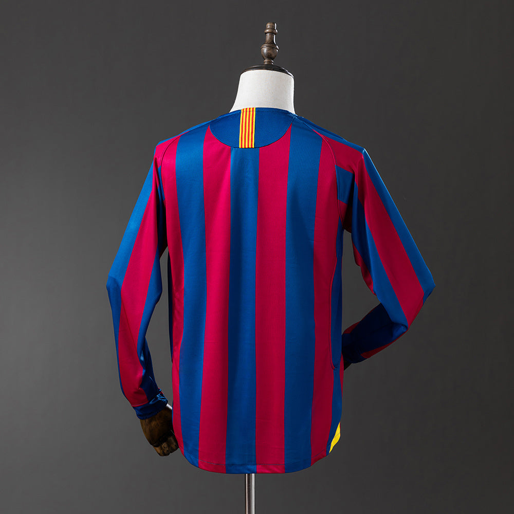 Camisa retrô de manga comprida do Barcelona para a temporada 2005/06.