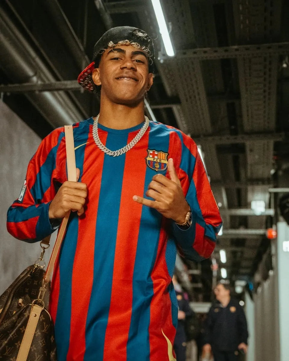 Camisa retrô de manga comprida do Barcelona para a temporada 2005/06.